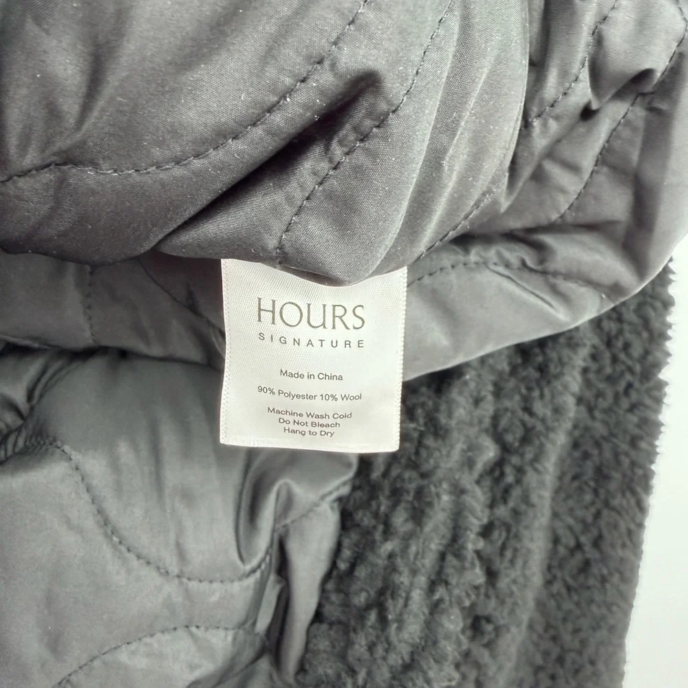 Hours signature black
